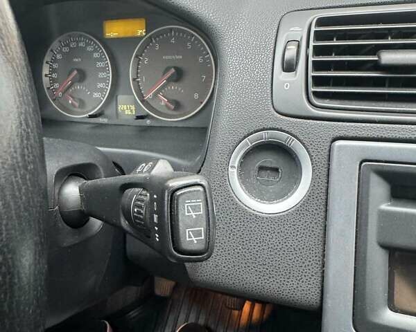 Серый Вольво Ц30, объемом двигателя 1.8 л и пробегом 230 тыс. км за 5000 $, фото 11 на Automoto.ua