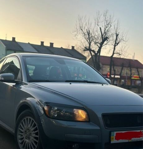 Серый Вольво Ц30, объемом двигателя 2.4 л и пробегом 240 тыс. км за 7800 $, фото 3 на Automoto.ua