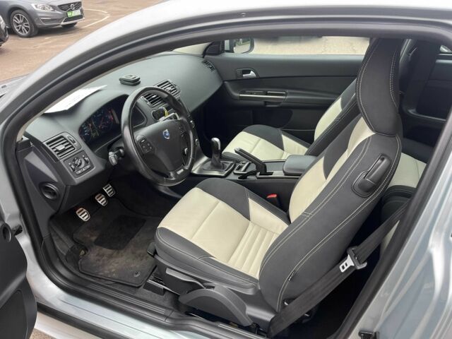 Серый Вольво Ц30, объемом двигателя 1.6 л и пробегом 249 тыс. км за 10000 $, фото 12 на Automoto.ua