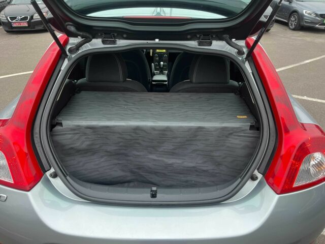 Серый Вольво Ц30, объемом двигателя 1.6 л и пробегом 249 тыс. км за 10000 $, фото 23 на Automoto.ua