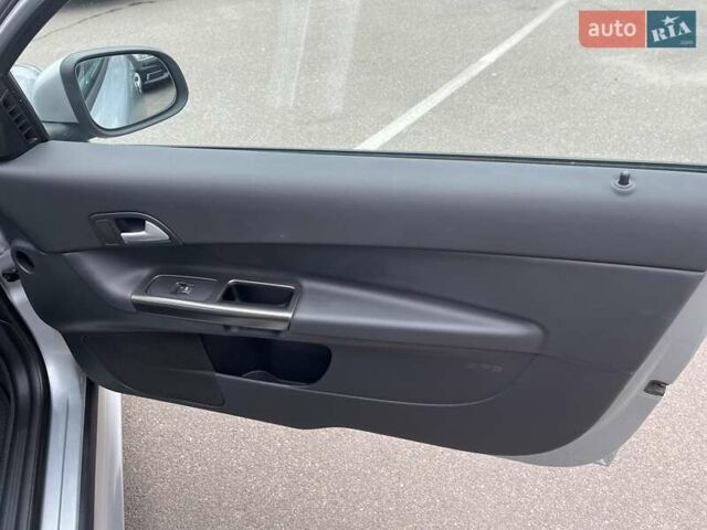 Серый Вольво Ц30, объемом двигателя 1.6 л и пробегом 249 тыс. км за 10000 $, фото 13 на Automoto.ua