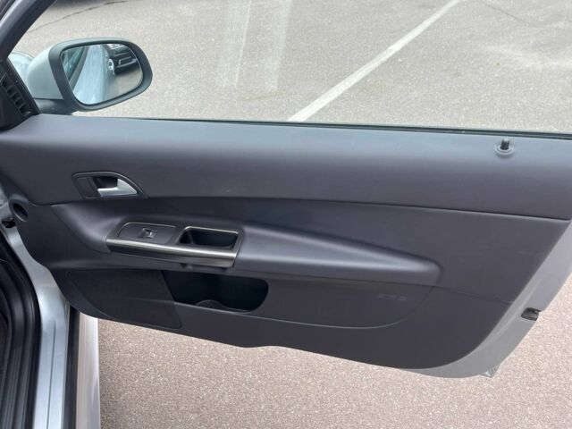 Серый Вольво Ц30, объемом двигателя 1.6 л и пробегом 249 тыс. км за 10000 $, фото 13 на Automoto.ua