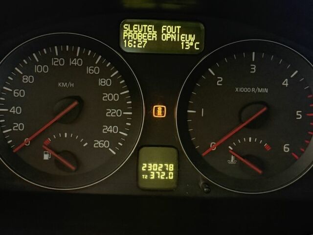 Серый Вольво Ц30, объемом двигателя 2 л и пробегом 230 тыс. км за 6000 $, фото 5 на Automoto.ua