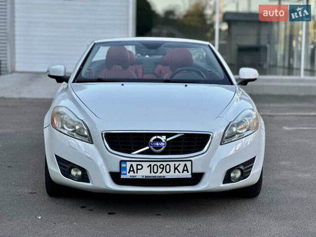 Белый Вольво Ц70, объемом двигателя 2.52 л и пробегом 245 тыс. км за 11500 $, фото 9 на Automoto.ua