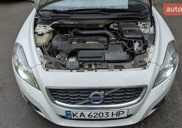 Белый Вольво Ц70, объемом двигателя 2.52 л и пробегом 225 тыс. км за 9999 $, фото 6 на Automoto.ua