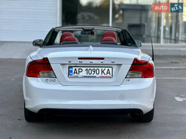 Белый Вольво Ц70, объемом двигателя 2.52 л и пробегом 245 тыс. км за 11500 $, фото 10 на Automoto.ua
