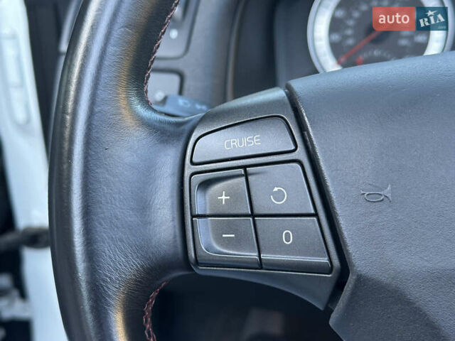 Белый Вольво Ц70, объемом двигателя 2.52 л и пробегом 245 тыс. км за 11500 $, фото 49 на Automoto.ua