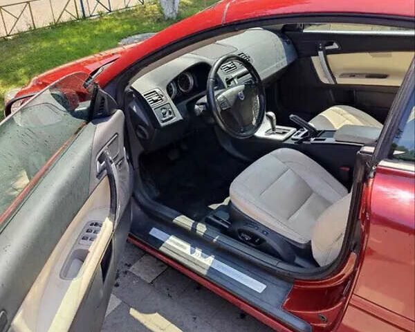 Красный Вольво Ц70, объемом двигателя 2.52 л и пробегом 142 тыс. км за 9900 $, фото 7 на Automoto.ua