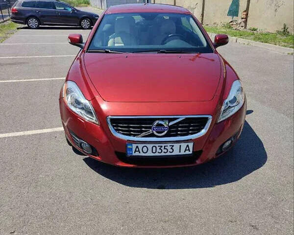 Красный Вольво Ц70, объемом двигателя 2.52 л и пробегом 142 тыс. км за 9900 $, фото 4 на Automoto.ua