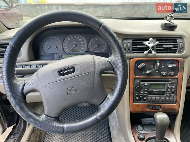 Сірий Вольво C70, об'ємом двигуна 2.44 л та пробігом 270 тис. км за 3600 $, фото 8 на Automoto.ua