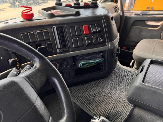 Желтый Вольво Другая, объемом двигателя 9.4 л и пробегом 800 тыс. км за 16000 $, фото 10 на Automoto.ua