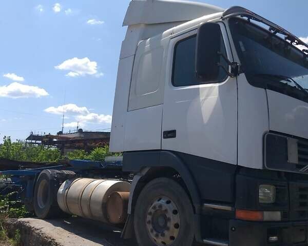 Белый Вольво FH 12, объемом двигателя 12.1 л и пробегом 100 тыс. км за 5000 $, фото 1 на Automoto.ua