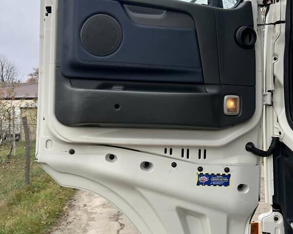 Белый Вольво FH 12, объемом двигателя 12 л и пробегом 698 тыс. км за 10900 $, фото 29 на Automoto.ua