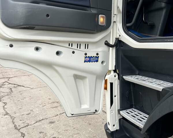 Белый Вольво FH 12, объемом двигателя 12 л и пробегом 698 тыс. км за 10900 $, фото 37 на Automoto.ua