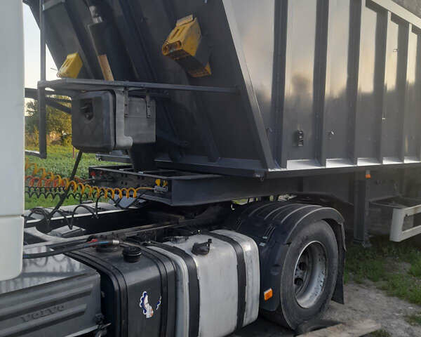 Білий Вольво FH 12, об'ємом двигуна 12.9 л та пробігом 100 тис. км за 28000 $, фото 2 на Automoto.ua