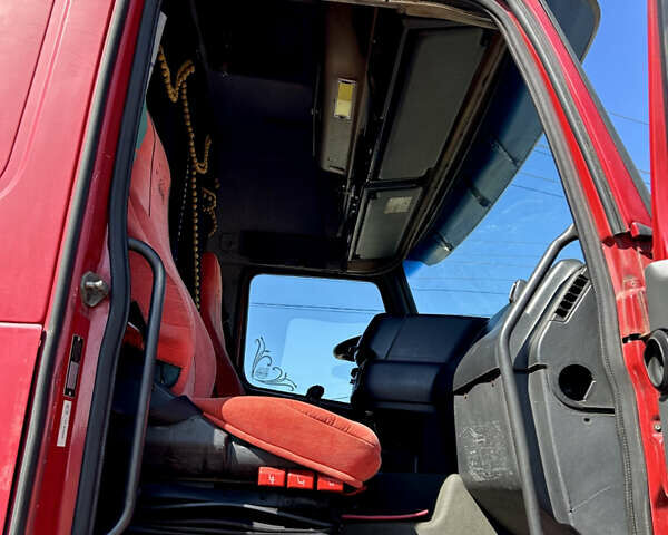 Красный Вольво FH 12, объемом двигателя 12.11 л и пробегом 1000 тыс. км за 6600 $, фото 3 на Automoto.ua