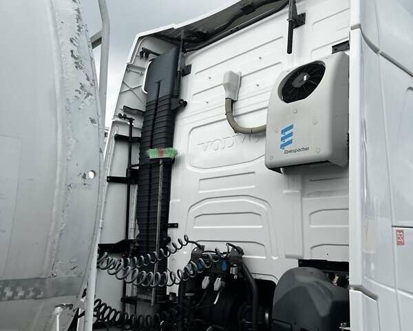 Білий Вольво FH 13, об'ємом двигуна 12.78 л та пробігом 750 тис. км за 31000 $, фото 4 на Automoto.ua