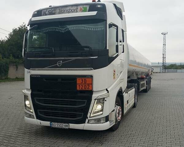 Белый Вольво FH 13, объемом двигателя 12.78 л и пробегом 1 тыс. км за 70000 $, фото 4 на Automoto.ua