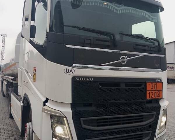 Белый Вольво FH 13, объемом двигателя 12.78 л и пробегом 1 тыс. км за 70000 $, фото 6 на Automoto.ua