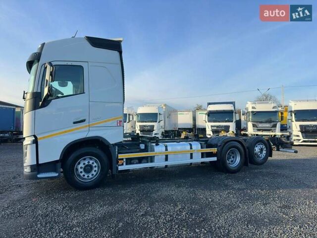 Белый Вольво FH 13, объемом двигателя 12.8 л и пробегом 668 тыс. км за 75900 $, фото 2 на Automoto.ua