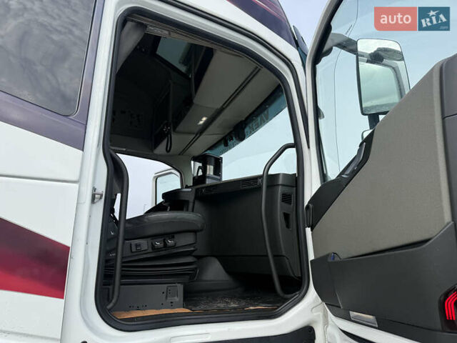 Білий Вольво FH 13, об'ємом двигуна 12.78 л та пробігом 449 тис. км за 130548 $, фото 42 на Automoto.ua