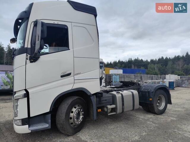 Белый Вольво FH 13, объемом двигателя 12.9 л и пробегом 500 тыс. км за 34000 $, фото 13 на Automoto.ua