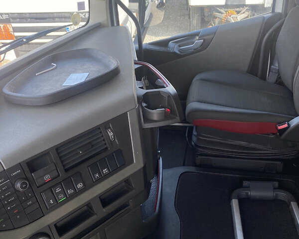 Белый Вольво FH 13, объемом двигателя 12.78 л и пробегом 608 тыс. км за 49300 $, фото 13 на Automoto.ua