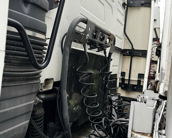 Белый Вольво FH 13, объемом двигателя 0 л и пробегом 900 тыс. км за 9400 $, фото 4 на Automoto.ua