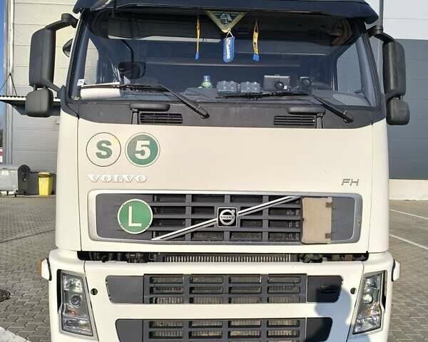Белый Вольво FH 13, объемом двигателя 12.78 л и пробегом 2 тыс. км за 12000 $, фото 1 на Automoto.ua