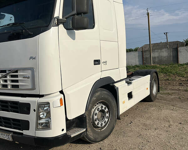 Белый Вольво FH 13, объемом двигателя 12.78 л и пробегом 1 тыс. км за 15000 $, фото 2 на Automoto.ua
