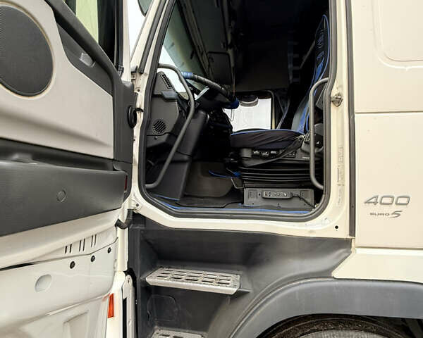 Белый Вольво FH 13, объемом двигателя 12.78 л и пробегом 1 тыс. км за 38000 $, фото 3 на Automoto.ua