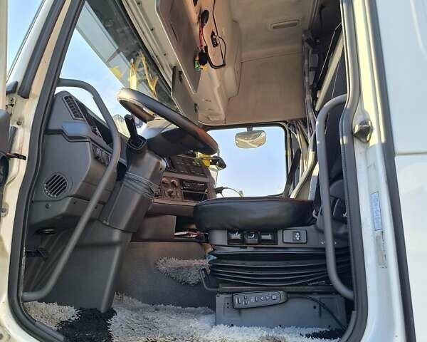 Белый Вольво FH 13, объемом двигателя 12.78 л и пробегом 2 тыс. км за 12000 $, фото 7 на Automoto.ua