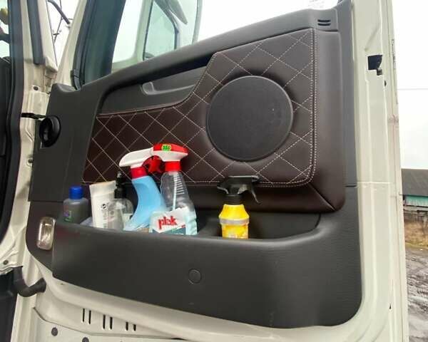 Белый Вольво FH 13, объемом двигателя 12.78 л и пробегом 1 тыс. км за 26500 $, фото 10 на Automoto.ua