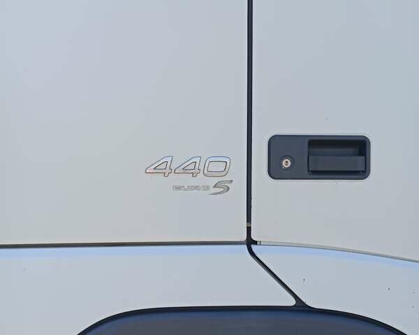 Белый Вольво FH 13, объемом двигателя 12.6 л и пробегом 1 тыс. км за 12500 $, фото 2 на Automoto.ua