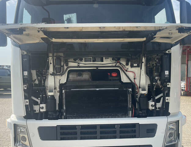 Белый Вольво FH 13, объемом двигателя 12.9 л и пробегом 1000 тыс. км за 15600 $, фото 4 на Automoto.ua