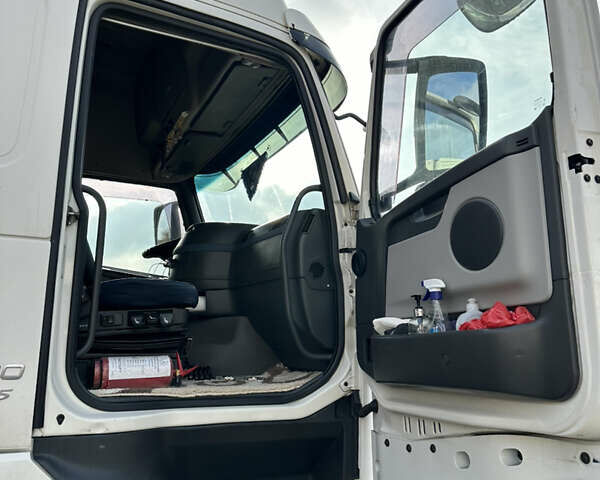 Белый Вольво FH 13, объемом двигателя 12.78 л и пробегом 1 тыс. км за 15000 $, фото 8 на Automoto.ua