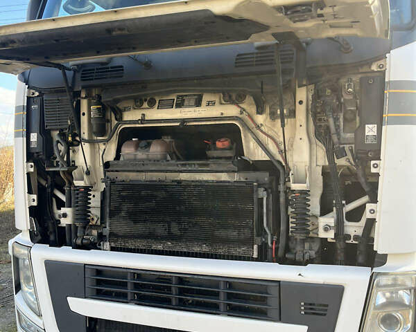 Белый Вольво FH 13, объемом двигателя 12.6 л и пробегом 1 тыс. км за 26000 $, фото 28 на Automoto.ua