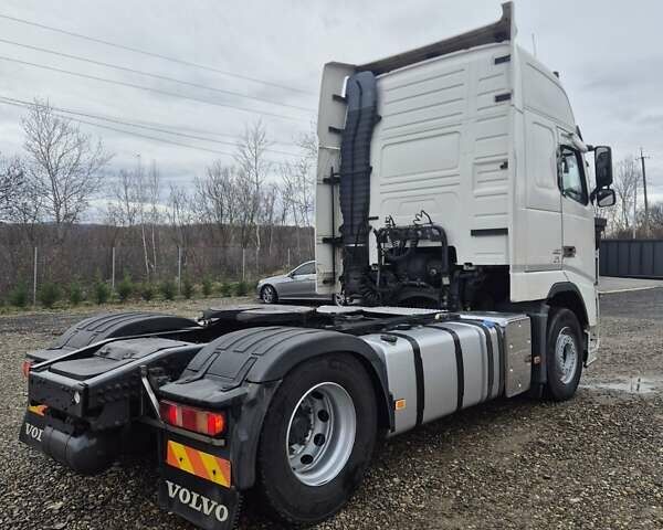 Белый Вольво FH 13, объемом двигателя 12.78 л и пробегом 700 тыс. км за 27841 $, фото 26 на Automoto.ua