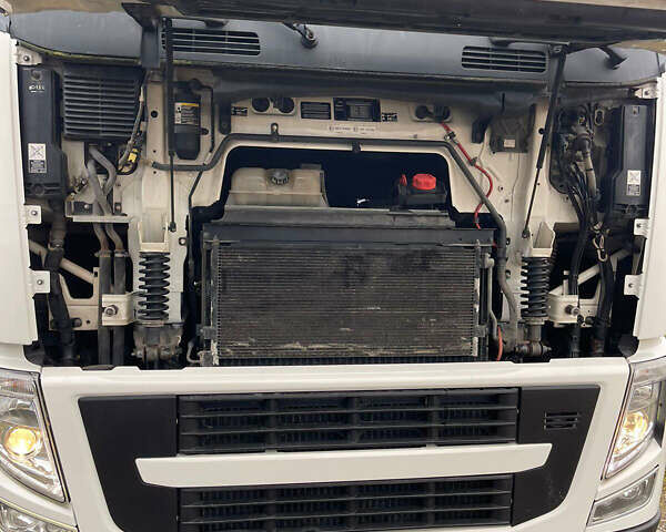 Белый Вольво FH 13, объемом двигателя 12.9 л и пробегом 60 тыс. км за 22000 $, фото 11 на Automoto.ua