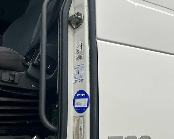 Белый Вольво FH 13, объемом двигателя 12.78 л и пробегом 830 тыс. км за 23000 $, фото 7 на Automoto.ua