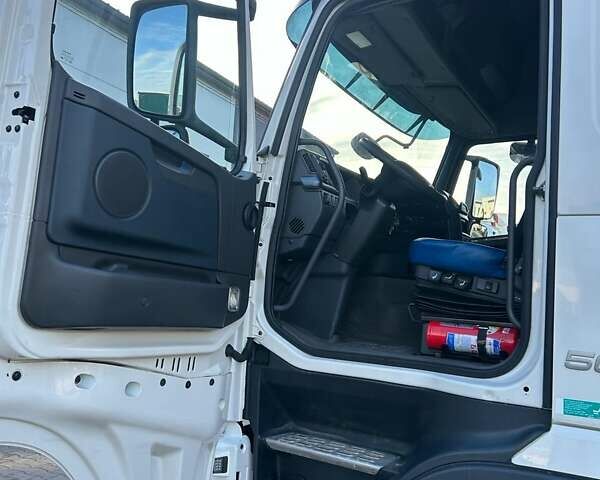 Белый Вольво FH 13, объемом двигателя 12.9 л и пробегом 986 тыс. км за 22800 $, фото 19 на Automoto.ua