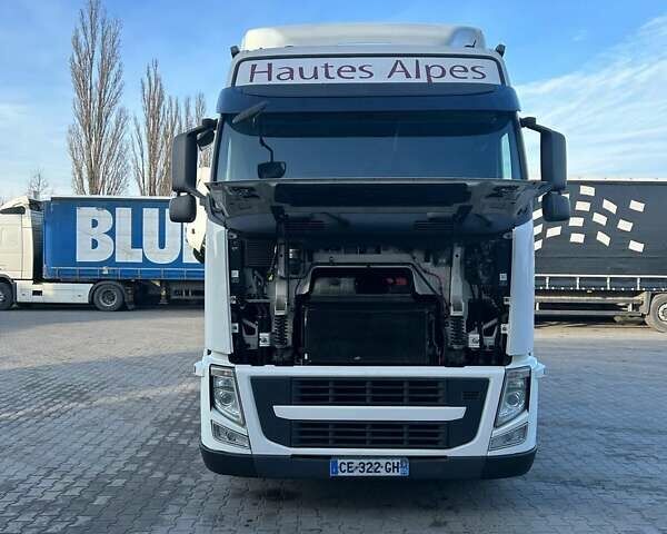 Белый Вольво FH 13, объемом двигателя 12.9 л и пробегом 986 тыс. км за 22800 $, фото 9 на Automoto.ua