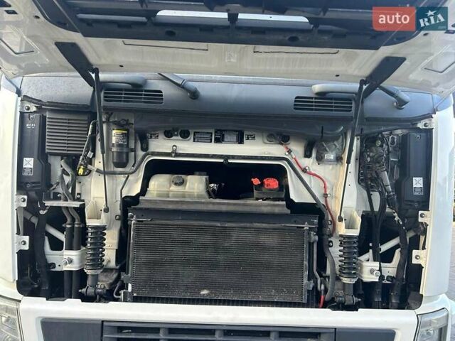 Белый Вольво FH 13, объемом двигателя 12.9 л и пробегом 986 тыс. км за 22800 $, фото 11 на Automoto.ua