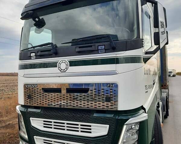 Белый Вольво FH 13, объемом двигателя 0 л и пробегом 1 тыс. км за 35000 $, фото 3 на Automoto.ua