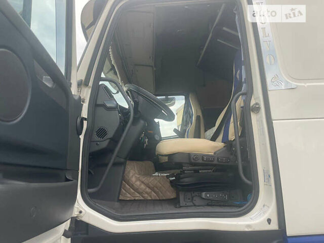 Белый Вольво FH 13, объемом двигателя 12.9 л и пробегом 60 тыс. км за 33012 $, фото 2 на Automoto.ua