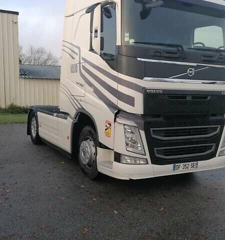 Белый Вольво FH 13, объемом двигателя 12.9 л и пробегом 960 тыс. км за 33888 $, фото 2 на Automoto.ua