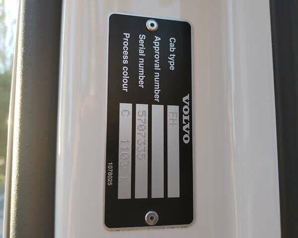 Белый Вольво FH 13, объемом двигателя 0 л и пробегом 809 тыс. км за 35900 $, фото 17 на Automoto.ua