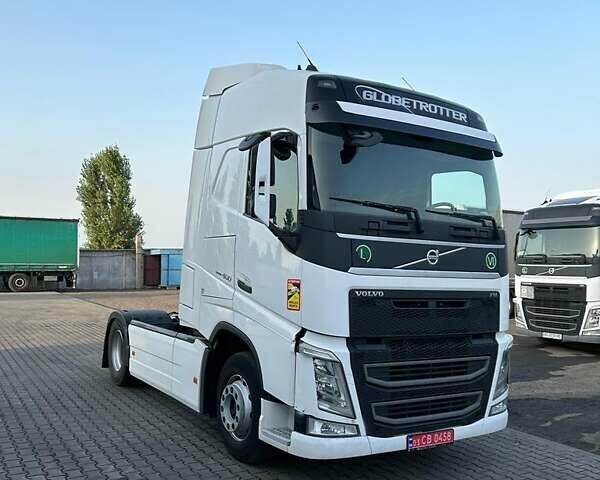 Белый Вольво FH 13, объемом двигателя 12.9 л и пробегом 948 тыс. км за 30100 $, фото 2 на Automoto.ua