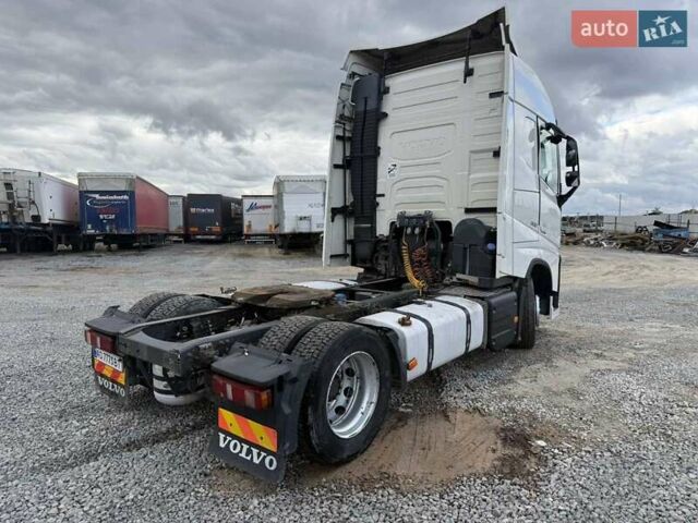 Белый Вольво FH 13, объемом двигателя 12.8 л и пробегом 122 тыс. км за 23500 $, фото 2 на Automoto.ua