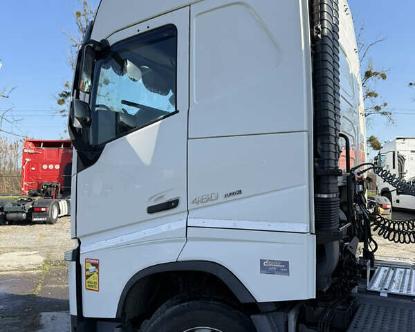 Белый Вольво FH 13, объемом двигателя 0 л и пробегом 670 тыс. км за 38500 $, фото 2 на Automoto.ua